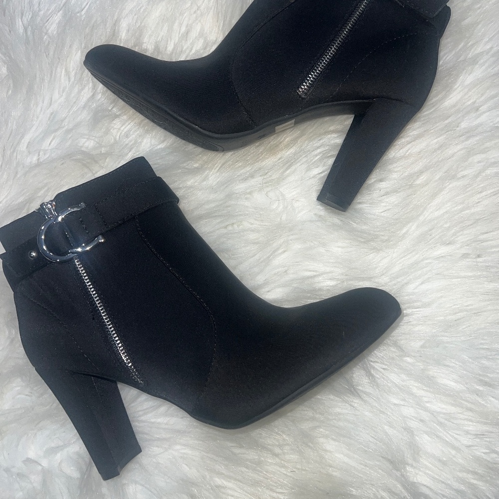 Women’s little black ankle boot heels size 10